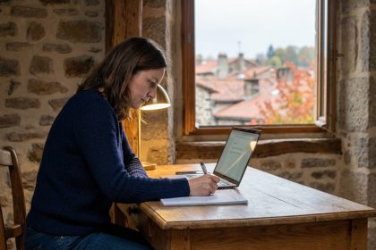 Femme concentrée travaillant dans un bureau cosy en automne