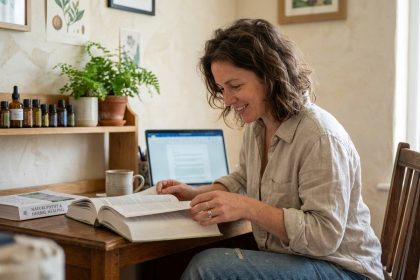 Femme lisant un livre de naturopathie à son bureau à la maison